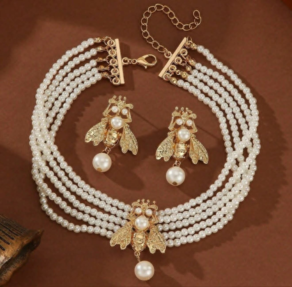 Bee gold choker with studs