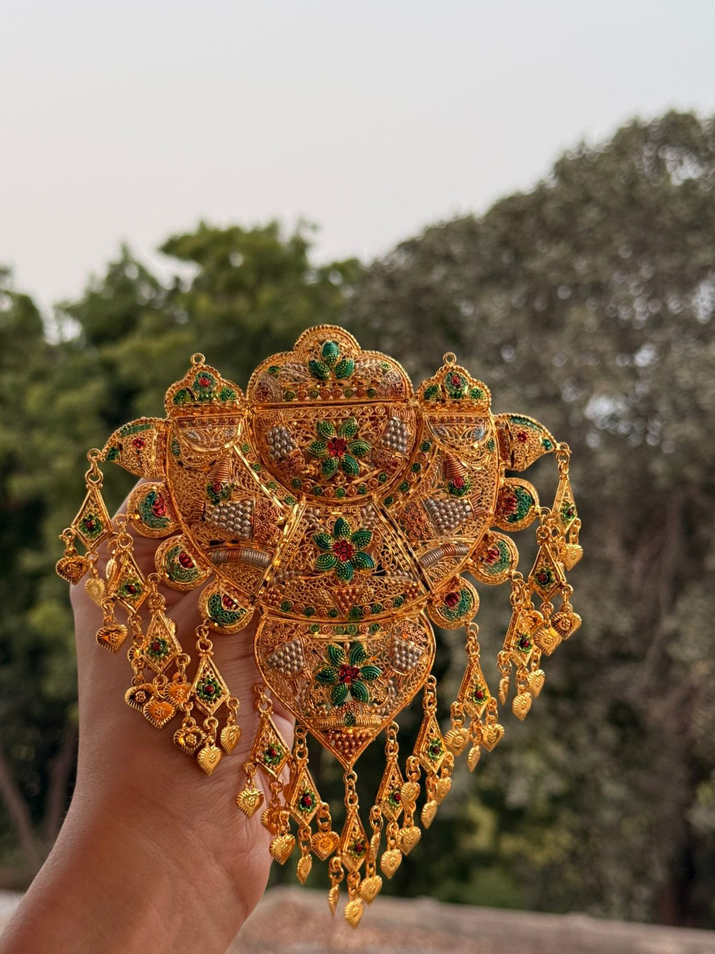 Oversized hairclip plus tasni