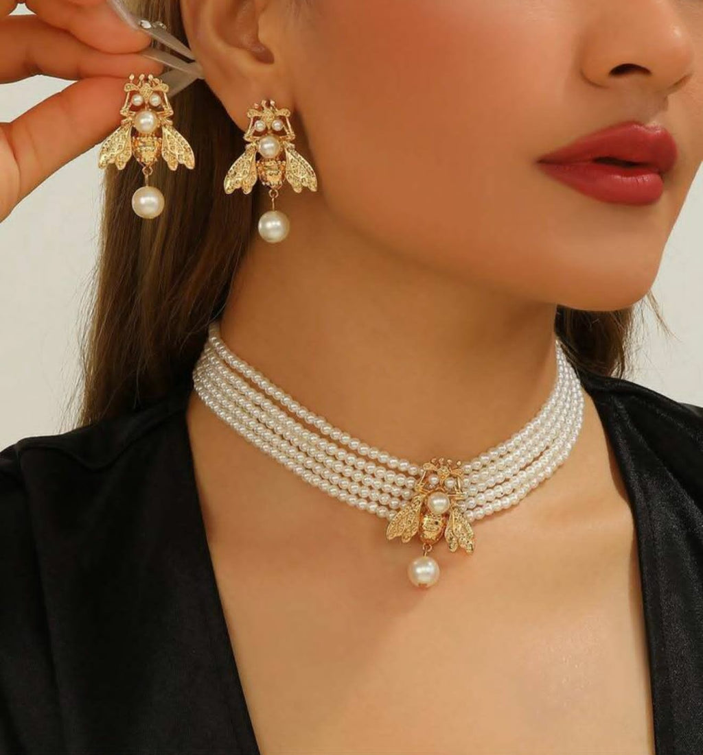 Bee gold choker with studs